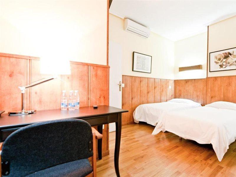 Hostal Asuncion Madrid Bagian luar foto